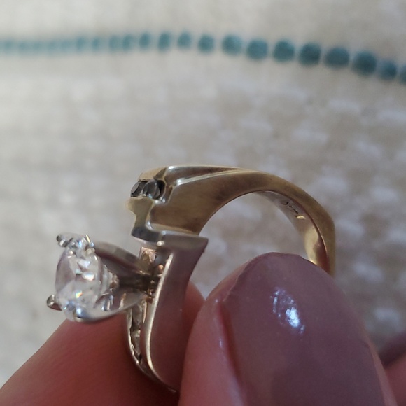 14kt white and yellow gold wedding ring. Round center stone with round stones - Picture 6 of 8